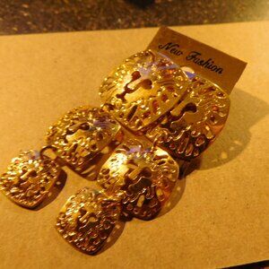 CRACKER BARREL -NEW LIONS HEAD GOLDEN DANGLE EARRINGS